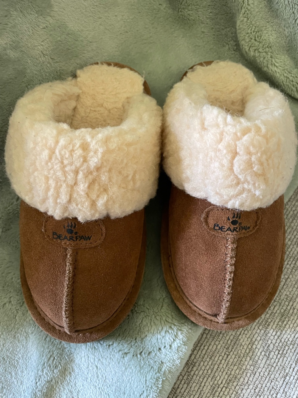 ✨Kids Bearpaw Slippers Size 2